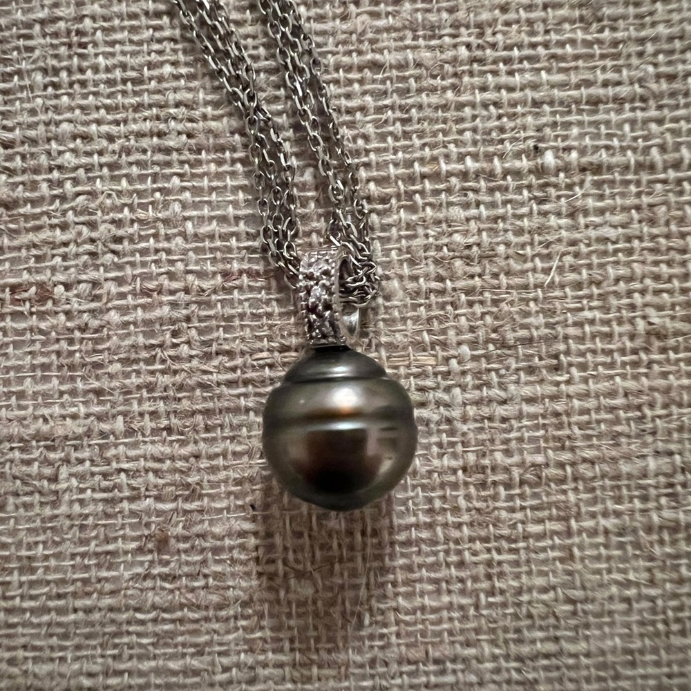 Timeless Black/Brown Circle Pearl Pendant 18" triple strand chain.